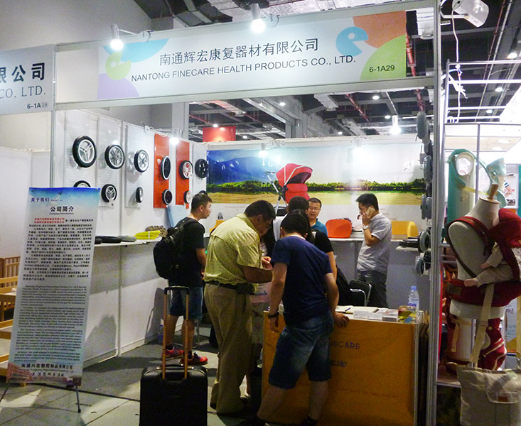 國(guó)內(nèi)外客戶在展會(huì)上咨詢(xún)產(chǎn)品